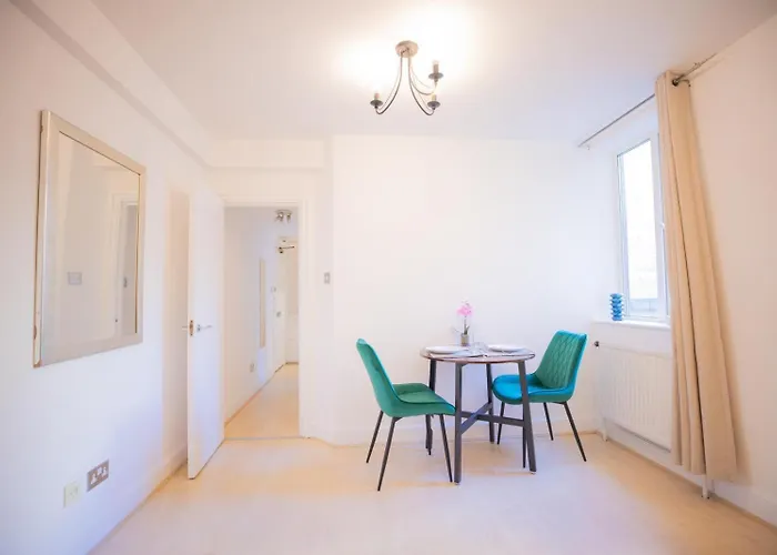 Cozy Two Bedroom At Chelsea Cloisters Hotel